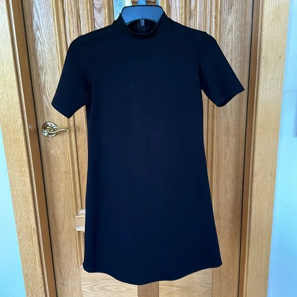 Halloween costume of Mavis from Hotel Transylvania: black dress and short cape - Picture 2 of 5